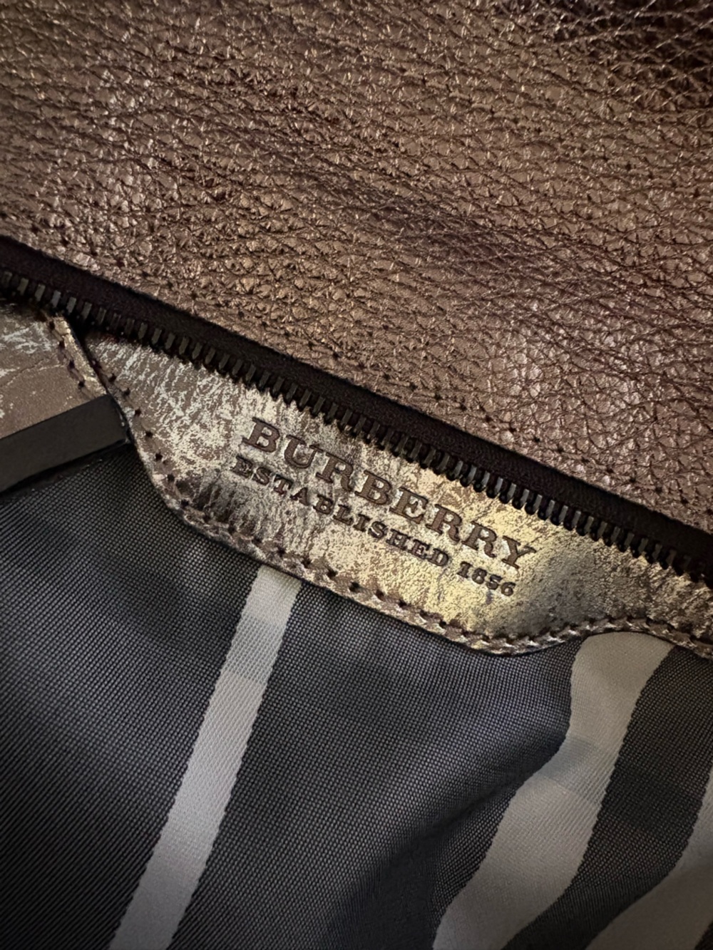 BURBERRY Silver Pebbled Leather Salisbury Hobo from Established 1856 Collection - Picture 13 of 16